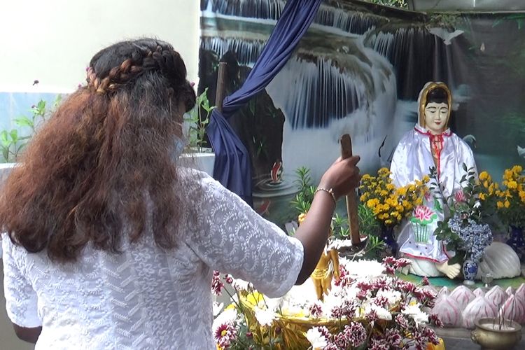 Umat Buddha etnis Tamil di Medan melakukan ritual pemandian arca Buddha sebagai bagian dari prosesi perayaan Waisak 2565 penanggalan buddhis, Rabu (26/5/2021). 
