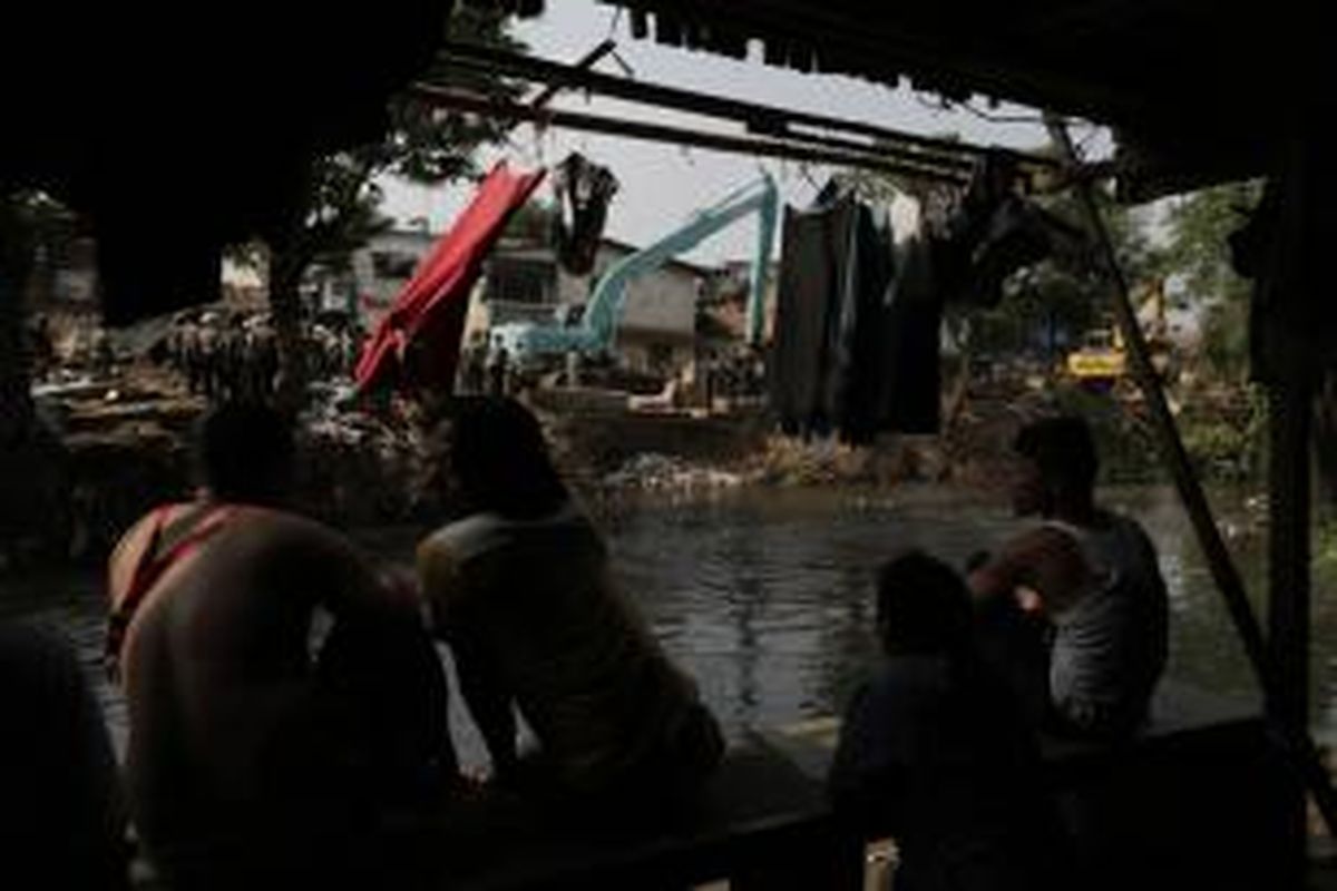 Alat berat meratakan hunian di bantaran Kali Ciliwung di Kampung Pulo, Kelurahan Kampung Melayu, Jakarta Timur, Jumat (21/8/2015). Proyek normalisasi Kali Ciliwung terus dilakukan, pembongkaran hunian kembali dilakukan setelah penghuni dipindah ke Rusunawa Jatinegara Barat.