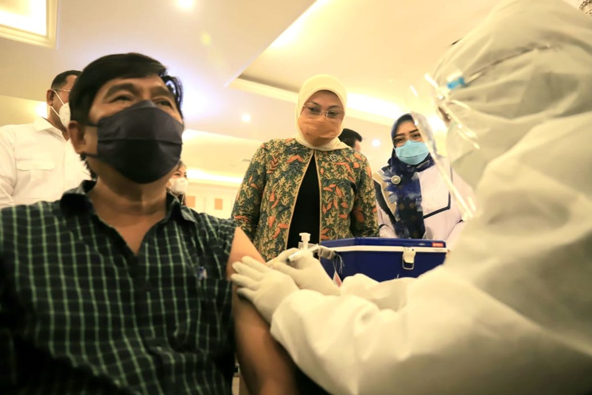 Menaker Ida Fauziyah saat meninjau program vaksinasi bagi 1000 pekerja dan buruh dalam rangka memperingati Hari Buruh Internasional atau May Day 2021 di Kantor Kementerian Ketenagakerjaan (Kemnaker), Jakarta, (4/5/2021).