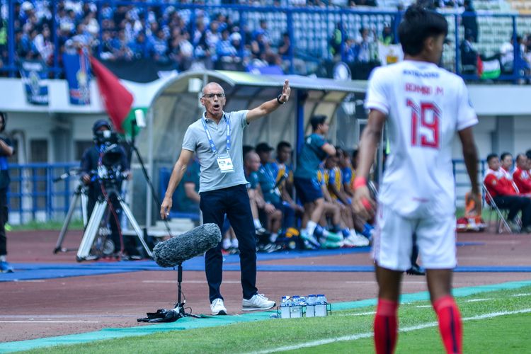 Gustavo Almeida pelatih Arema FC saat memberikan instruksi di pinggir lapangan dalam pertandingan pekan ke-19 Liga 1 2023-2024 antara Persib vs Arema FC di Stadion Gelora Bandung Lautan Api (GBLA), Rabu (8/11/2023). 