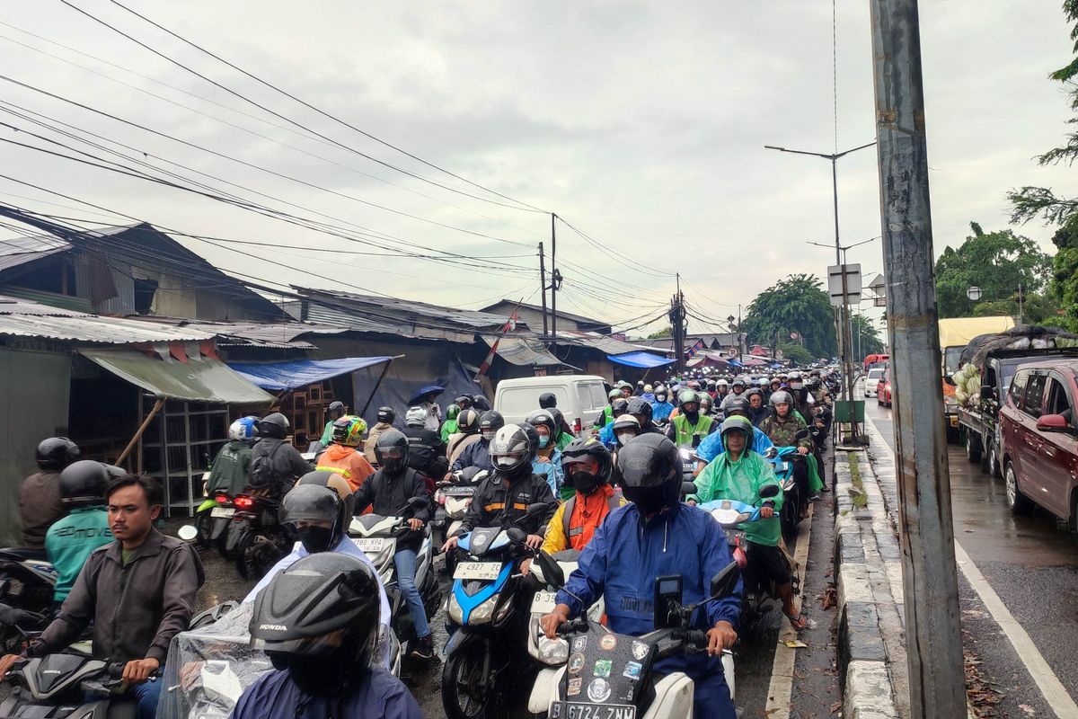 Jalan Raya Bogor Macet Imbas Truk Mogok, Pemotor Nekat Lawan Arus