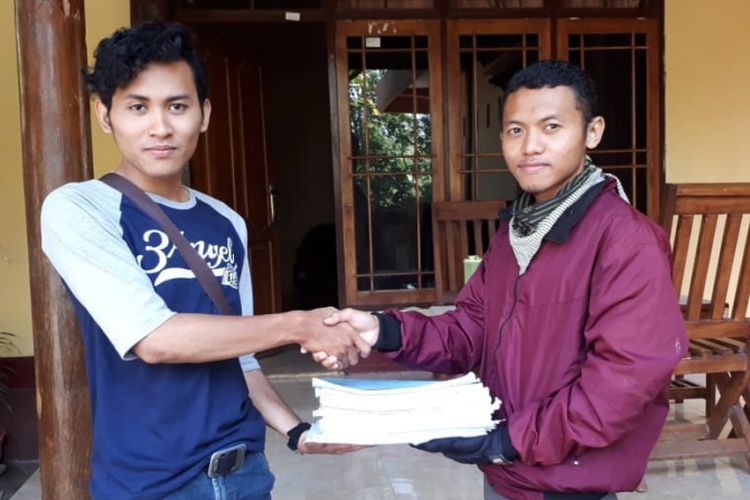 Penyerahan donasi kertas bekas di Lombok.