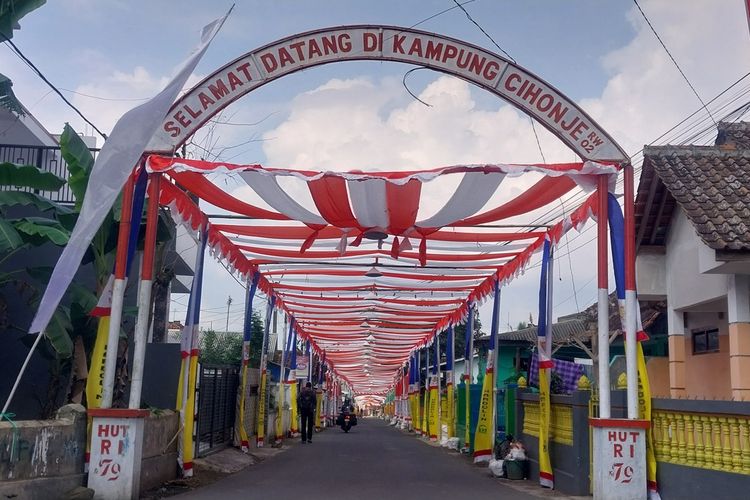 Kampung-kampung lorong merah putih terus bemunculan sebagai bukti kekompakan warga di kampung untuk memeriahkan HUT RI Kemerdekaan 17 Agustus tahun ini, tanpa dipengaruhi oleh isu lain dengan wujud pengurus kampung RT, RW dan Karang Taruna yang tak mementingkan perutnya sendiri pada Selasa (5/8/2025).