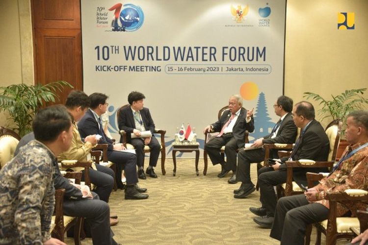 Menteri PUPR Basuki Hadimuljono saat pertemuan bilateral dengan General Manager K-Water dan Secretary General Asia Water Council Cho Yong Deok di Jakarta Convention Center, Kamis (16/2/2023).