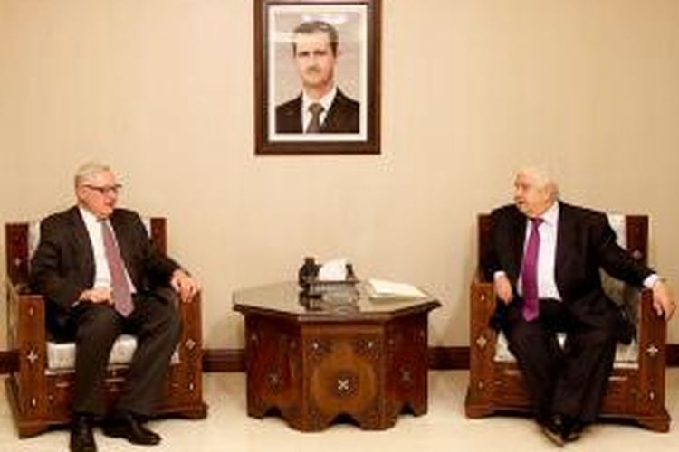 Menlu Suriah Walid al-Muallem (kanan) menerima kunjungan Deputi Menlu Rusia Sergei Ryabkov di Damaskus, Selasa (17/9/2013).