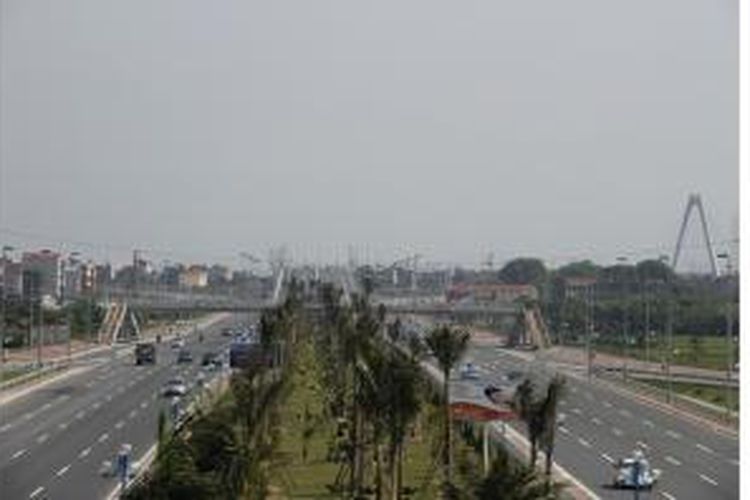 Kondisi infrastruktur jalan dan jembatan di Hanoi, dirancang dengan standar internasional. Tampak dalam gambar akses jembatan Vinh Tuy menuju Eco Park, Selasa (19/5/2015).