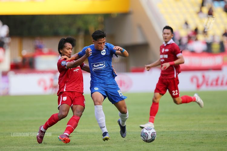 Persis Solo Taufiq Febriyanto berduel dengan pemain PSIS Semarang Alfeandra Dewangga saat pertandingan pekan ke-8 Liga 1 2022-2023 yang berakhir dengan skor 0-0 di Stadion Manahan Solo, Sabtu (3/9/2022) sore.