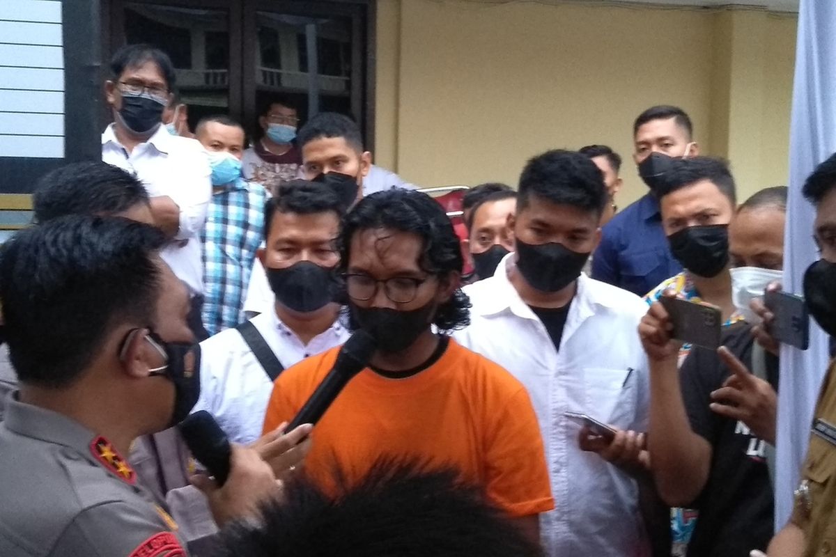 Kapolda Sumut, Irjen Pol RZ Panca Putra Simanjuntak mencecar pertanyaan kepada RP, pria asal Takengon, Aceh yang mengancam mematahkan leher juru parkir yang meminta pembayaran dengan e-toll di Jalan Rahmadsyah, Kecamatan Medan Kota pada Jumat (23/4/2022) sore. RP ditangkap dan meminta maaf kepada Wali Kota Medan, Bobby Afif Nasution.