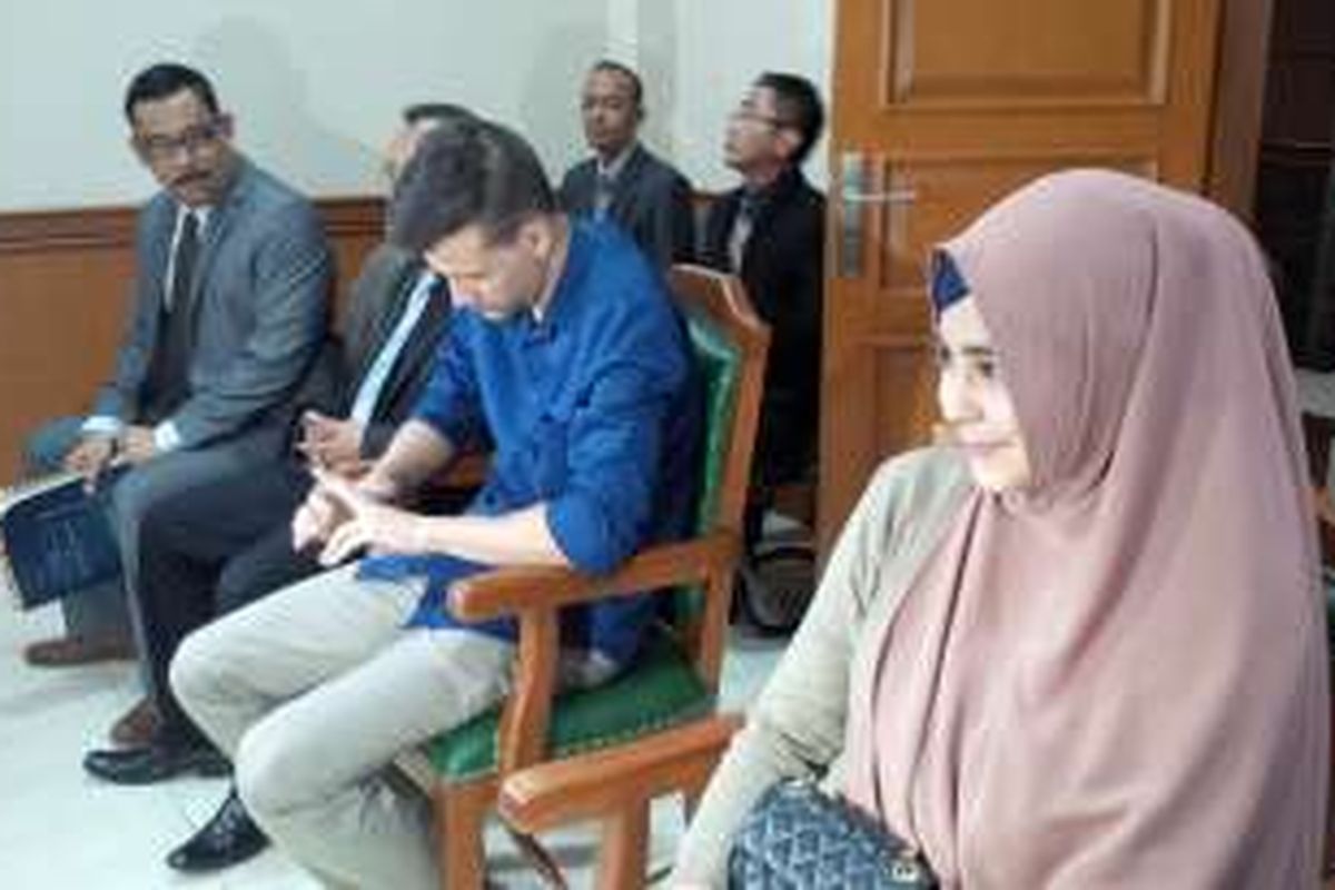 Stuart Collin (berkemeja biru) dan Risty Tagor (berkerudung) menjalani sidang putusan perceraian di Pengadilan Agama Jakarta Selatan pada Kamis (24/3/2016).