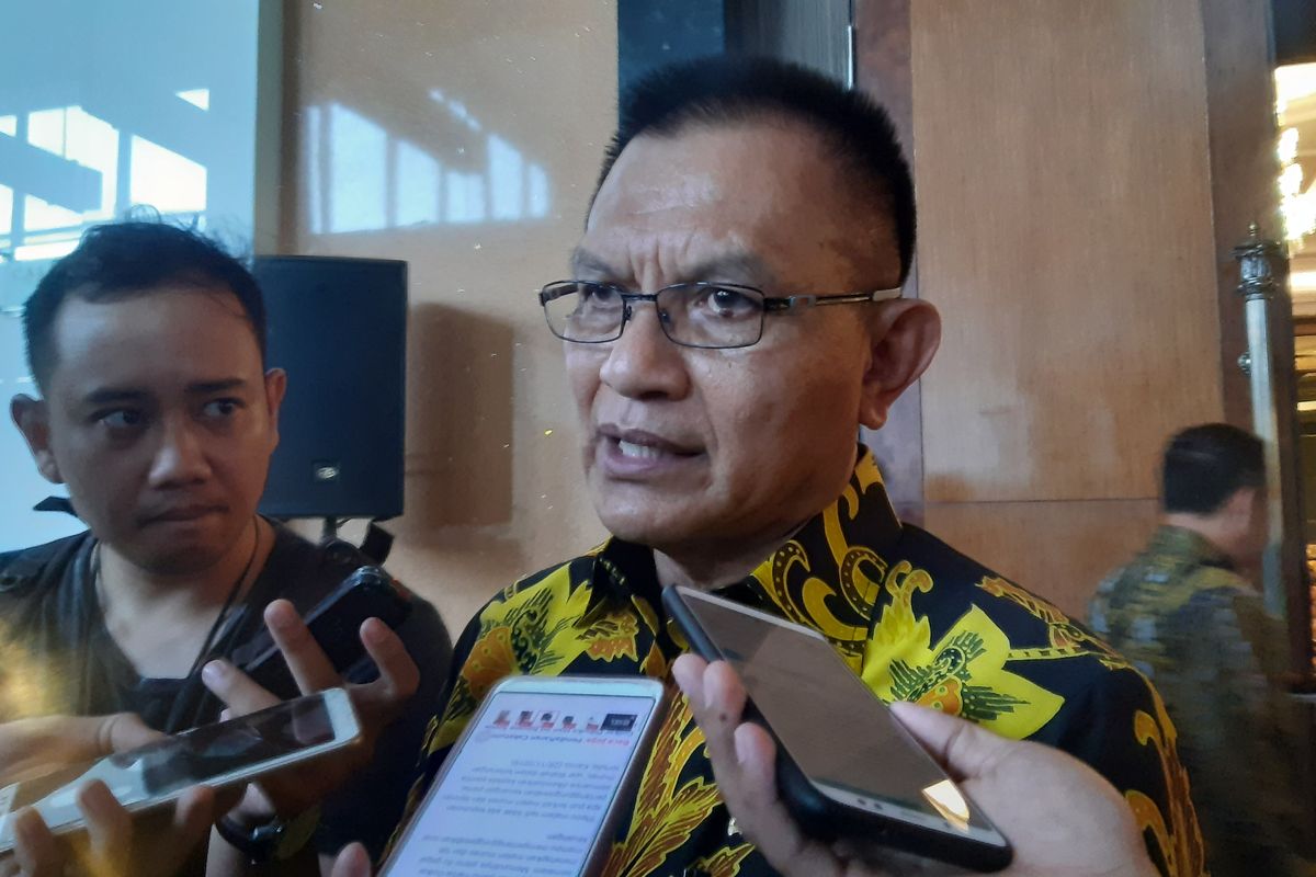 Sekretaris Jenderal Partai Golkar Lodewijk F Paulus memastikan sikap Golkar menunggu kajian terhadap wacana Pilkada tak langsung.