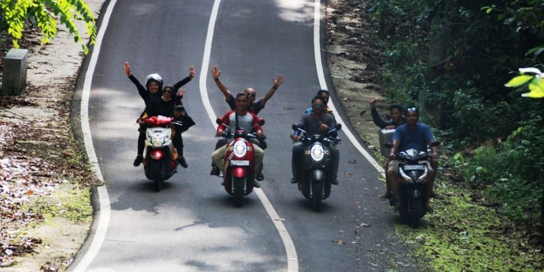 Rombongan jurnalis asal Lhokseumawe berkeliling dengan sepeda motor di lintas Cot U Sibak, Kota Sabang, Aceh, Jumat (10/5/2019).