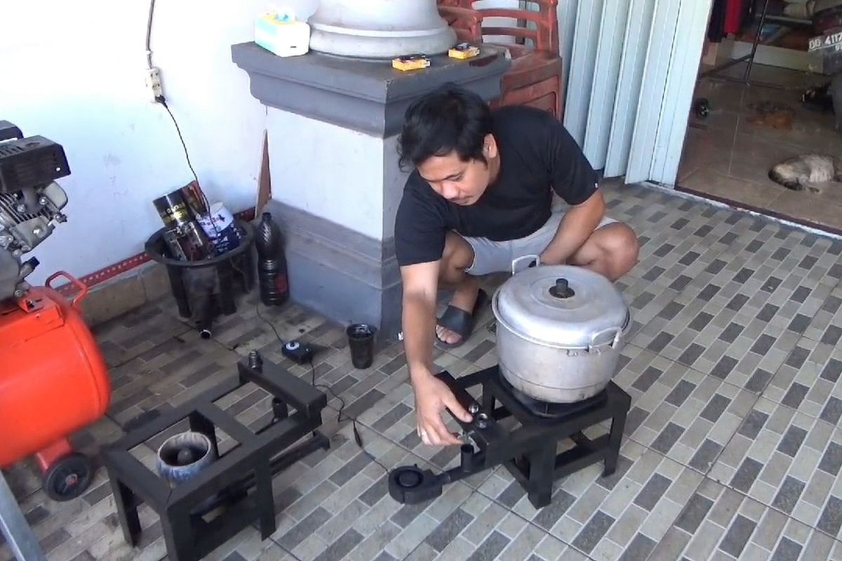 Harga gas melon naik, warga Parepare membuat kompor dengan bahan bakar limbah oli dan minyak goreng, Kamis (12/9/2024).