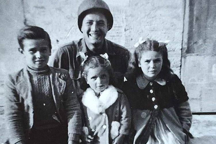 Prajurit AS Martin Adler (belakang) berpose dengan Bruno (kiri), Mafalda (tengah) dan Giuliana Naldi di desa Monterenzio, Italia Utara pada musim gugur 1944. 76 tahun kemudian, Adler berhasil menghubungi 3 anak yang sudah menjadi kakek nenek itu dalam pertemuan virtual, dibantu jurnalis Italia, Matteo Incerti.