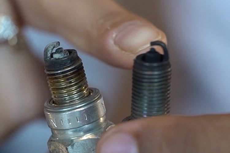 Cek busi motor sendiri saat WFH