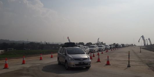 Arus kendaraan meningkat di Exit Grinsing jelang Jembatan Kalikuto ruas Tol Batang-Semarang, Selasa (12/6/2018).