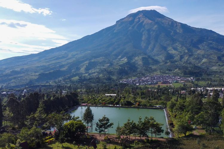 Embung Kledung di Temanggung, Jawa Tengah dengan latar belakang Gunung Sumbing.