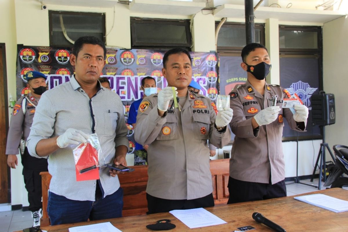 Polisi menunjukkan barang bukti kasus pencurian sepeda motor yang mencari sasaran menggunakan ojol, saat rilis di Mapolsek Piyungan, Bantul. Selasa (20/12/2022)