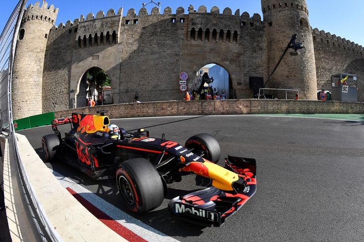 Pebalap Red Bull asal Australia, Daniel Ricciardo, memacu mobilnya pada balapan GP Azerbaijan di Sirkuit Baku City, Mingu (25/6/2017).