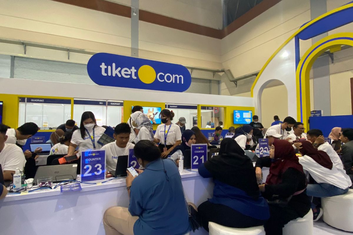 Suasana pengunjung yang membeli tiket promo kereta api dalam gelaran KAI Expo 2022 di JCC, Jakarta, Minggu (18/9/2022).
