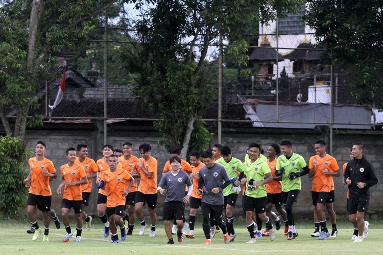 Pemain Timnas Indonesia saat latihan persiapan ujicoba FIFA Matchday di Stadion Gelora Trisakti Kuta, Bali, Jumat (21/1/2022) sore. 