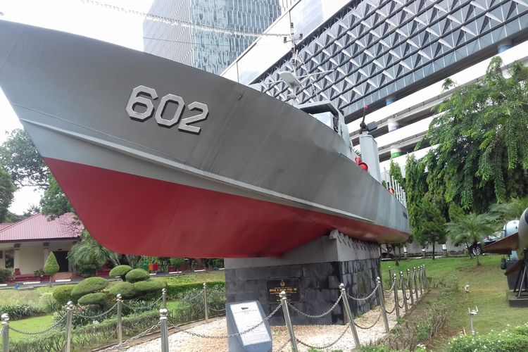 Kapal milik TNI di Museum Satria Mandala 