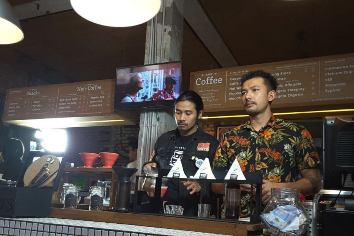 Artis peran Chicco Jerikho dan Rio Dewanto ditemui di kafe Filosofi Kopi, kawasan Blok M Square, Jakarta Selatan, Kamis (6/7/2017).