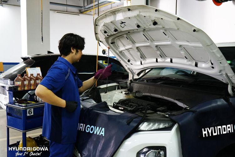 Teknisi  Hyundai Gowa sedang memperbaiki mobil