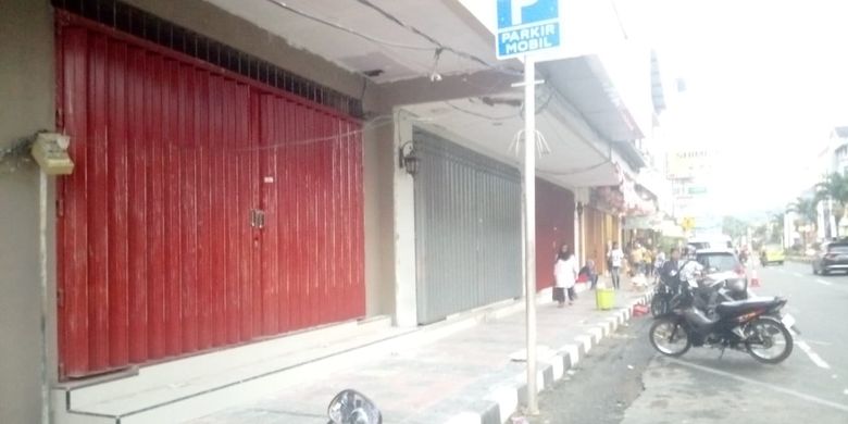 Pascagempa magnitudo 5,2 yang mengguncang Ambon, banyak  toko yang berjejer di kawasan bisnis jalan AY Patty Ambon masih tutup, Jumat (11/10/2019)