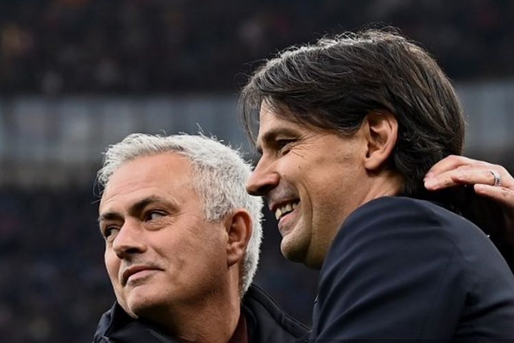 Pelatih AS Roma, Jose Mourinho, bersapa dengan peracik taktik Inter Milan, Simone Inzaghi, dalam laga Liga Italia 2021-2022 antara Inter Milan vs AS Roma di Stadion Giuseppe Meazza, 23 April 2022.