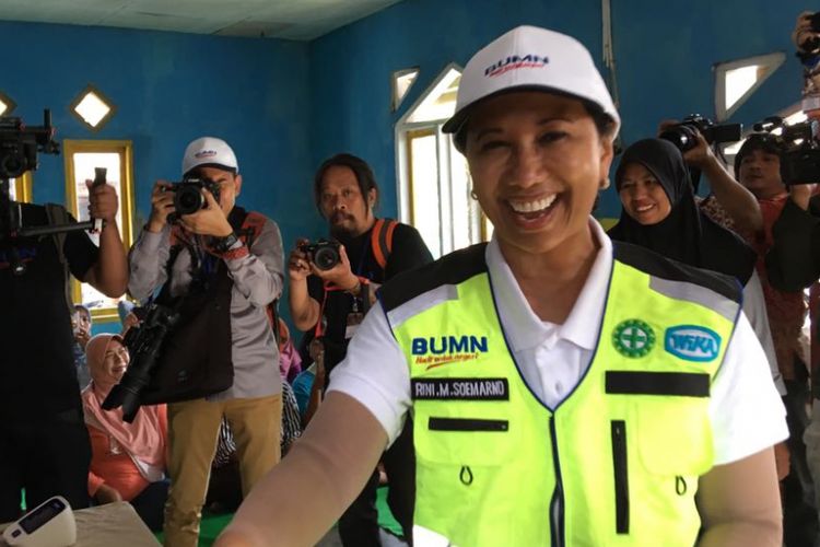 Menteri BUMN Rini Soemarno saat mengunjungi warga di Desa Kanangasari, Kecamatan Cikalongwetan, Kabupaten Bandung Barat, Jawa Barat, Rabu (21/3/2018). Kunjungan Rini dalam rangka pemberian CSR untuk HUT ke-20 Kementerian BUMN sekaligus mohon doa untuk proyek kereta cepat Jakarta-Bandung.