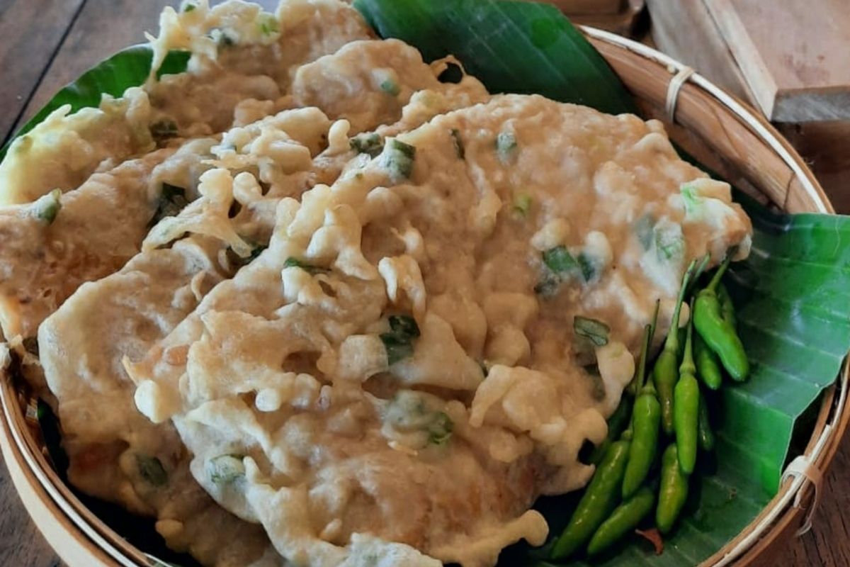 Tempe mendoan menjadi makanan khas Kabupaten Banyumas, Jawa Tengah.