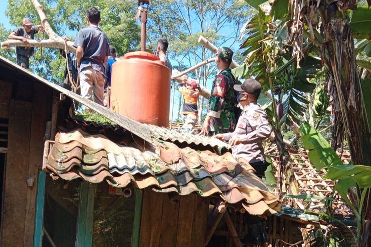 Rumah warga di Kecamatan Rajadesa Kabupaten Ciamis rusak tertimpa pohon tumbang akibat angin puting beliung disertai hujan deras, Rabu (17/11/2021).