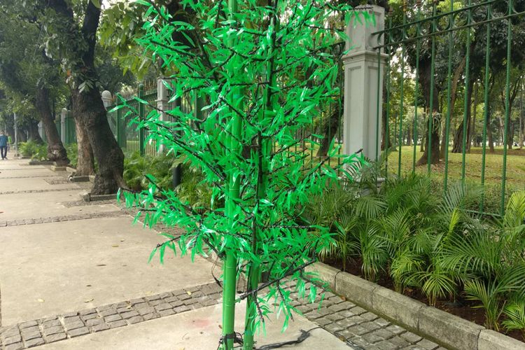 Pohon plastik menyerupai bambu di Jalan Medan Merdeka Barat