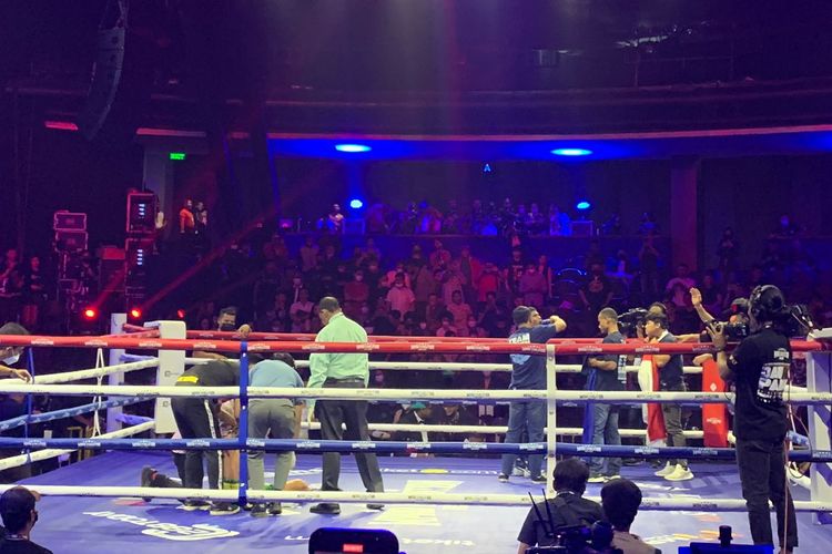 Petinju Indonesia, Ongen Saknosiwi berhasil menumbangkan rival asal Thailand, Jirawat Thammachot, dalam laga  MPRO Evolution Fight Series 2022 di Balai Sarbini, Jakarta, Jumat (1/7/2022).