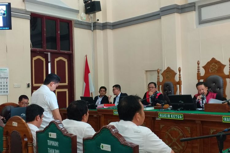 Hakim saat membacakan vonis terhadap 4 kontraktor penyuap Bupati Labuhan Batu Erik Adtrada di Pengadilan Negeri Medan, Senin (10/6/2024) 