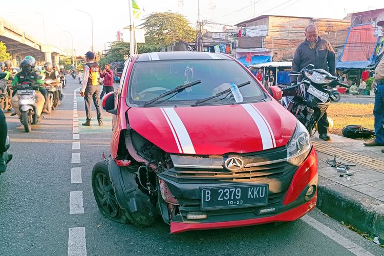 Diduga mengantuk, seorang pengemudi mobil menabrak separator Transjakarta di Jalan DI Pandjaitan, Jatinegara, Jakarta Timur, Selasa (1/8/2023) sore.