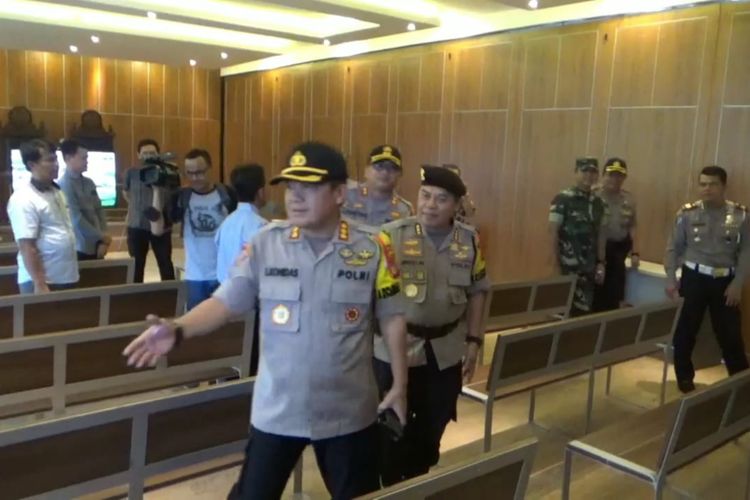 Anggota TNI/Polri cek kesiapan dan keamanan gedung yang akan dijadikan tempat video conference di kampus Unpad Jatinangor, Sumedang, Jawa Barat, Kamis (13/6/2019). AAM AMINULLAH/KOMPAS.com