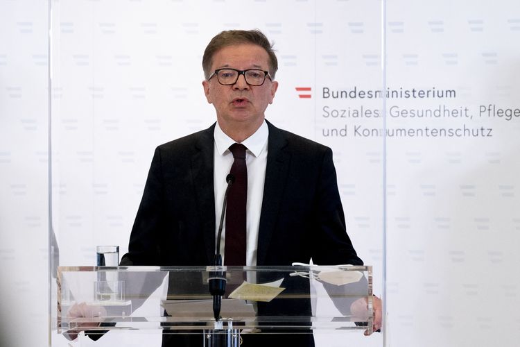 Menteri Kesehatan Austria, Rudolf Anschober mengumumkan pengunduran dirinya dalam konferensi pers pada Selasa (13/4/2021). [Joe Klamar/AFP] 