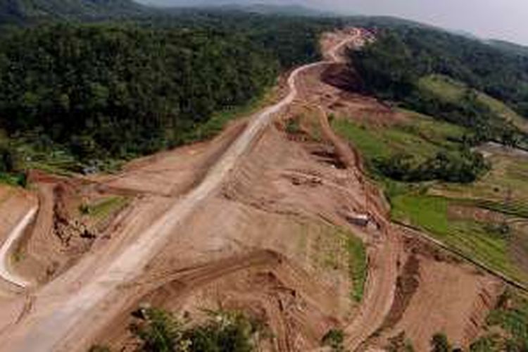 Suasana ruas jalan tol Bawen-Salatiga, Jawa Tengah, difoto dari udara, Minggu (26/6/2016). Ruas yang merupakan bagian dari Tol Trans-Jawa itu rencananya akan dibuka sementara untuk alternatif jalur mudik mulai H-7 Lebaran.