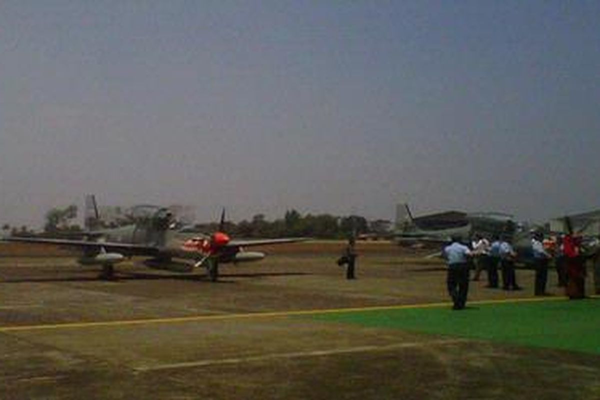 Empat unit pesawat tempur taktis Super Tucano yang baru dibeli dari Brasil mendarat di Lanud Halim Perdana Kusuma, Jakarta, Sabtu (1/9/2012). 