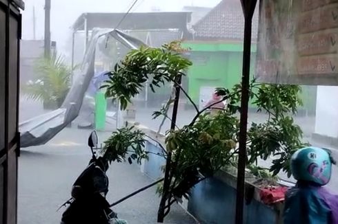 Cerita Warga saat Angin Puting Beliung di Karanganyar: Lihat Atap Pabrik Berterbangan