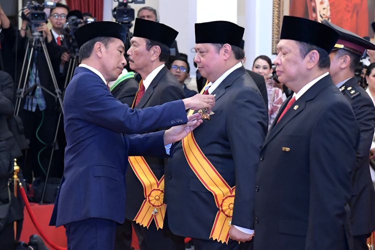 Menko Airlangga menerima Tanda Kehormatan Bintang Republik Indonesia Utama dari Presiden Jokowi, Rabu (14/8/2024).