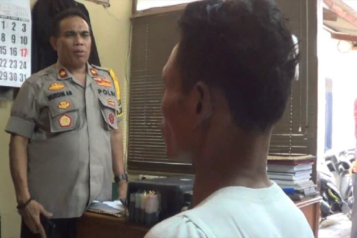 Jumharyono pria yang bunuh istri karena ditolak berhubungan intim saat diperiksa di Mapolsek Kramat Jati, Selasa (6/8/2019).