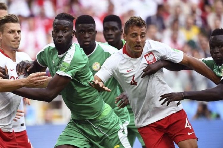 Para pemain Polandia dan Senegal berebut bola menyambut situasi bola mati di Stadion Spartak, 19 Juni 2018. 