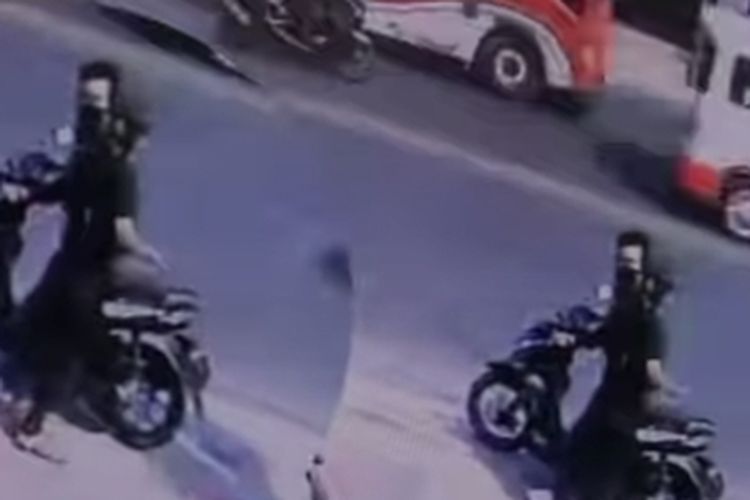 Aksi pencurian sepeda motor di Kecamatan Cileunyi, Kabupaten Bandung, Jawa Barat terekam CCTV, meski gagal pelaku sempat todongkan senjata ke salah seoramg warga yang memergoki aksi para pelaku