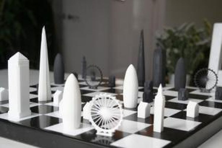Sesuai dengan nama yang disandingnya, Skyline Chess, permainan catur ini mengunakan bentuk-bentuk karya arsitektur unik sebagai bidak.