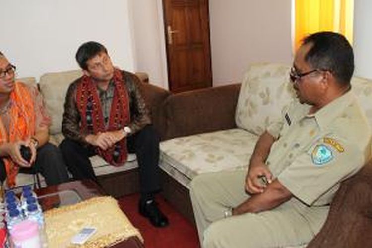 Wakil Duta Besar Polandia untuk Indonesia, Igor Kaczmarczyk, sementara berbicara serius dengan Wakil Bupati Timor Tengah Utara, Aloysius Kobes, Selasa (3/12/2013)