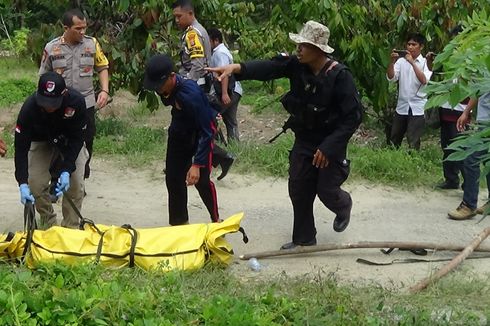 Sulitnya Medan Membuat Jenazah Teroris di Poso Dipikul untuk Dievakuasi