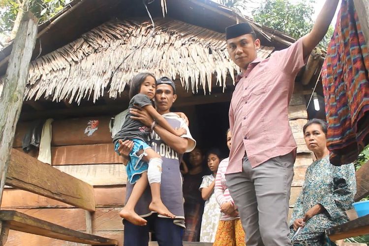Wa Selmi (7), warga Desa Watopute, Kabupaten Muna, Sulawesi Tenggara, nyaris tewas setelah digigit dan dililit ular piton yang panjangnya sekitar 7 meter, saat hendak ke kebunnya, Rabu (1//5/2019) sore.  