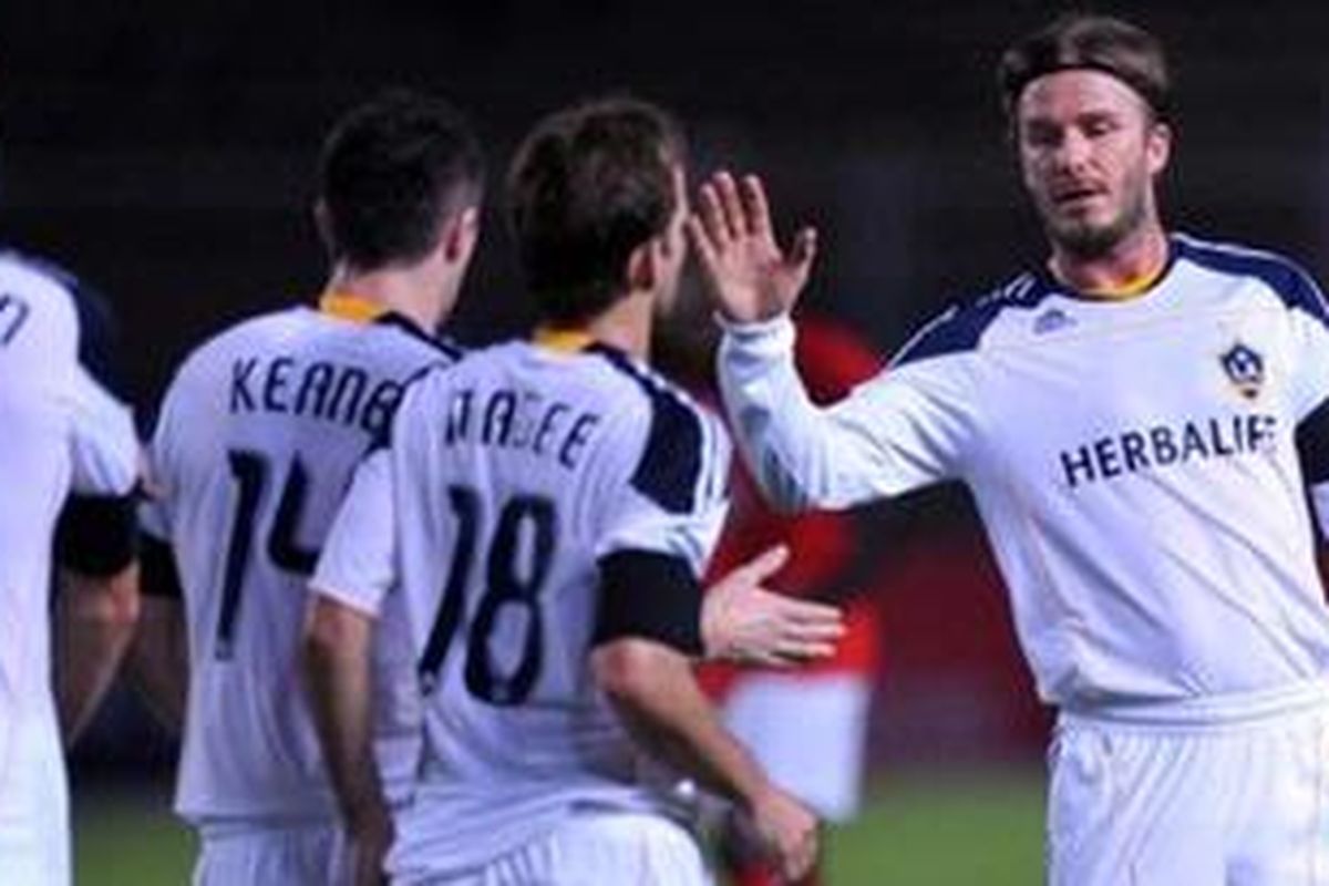 Tim LA Galaxy menang tipis atas timnas Indonesian Selection dalam laga persahabatan di Stadion Utama Gelora Bung Karno, Rabu (30/11/2011).